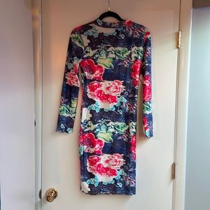 Small, stretch, flower dress.‘worn twice. Front and back is the exact pattern.